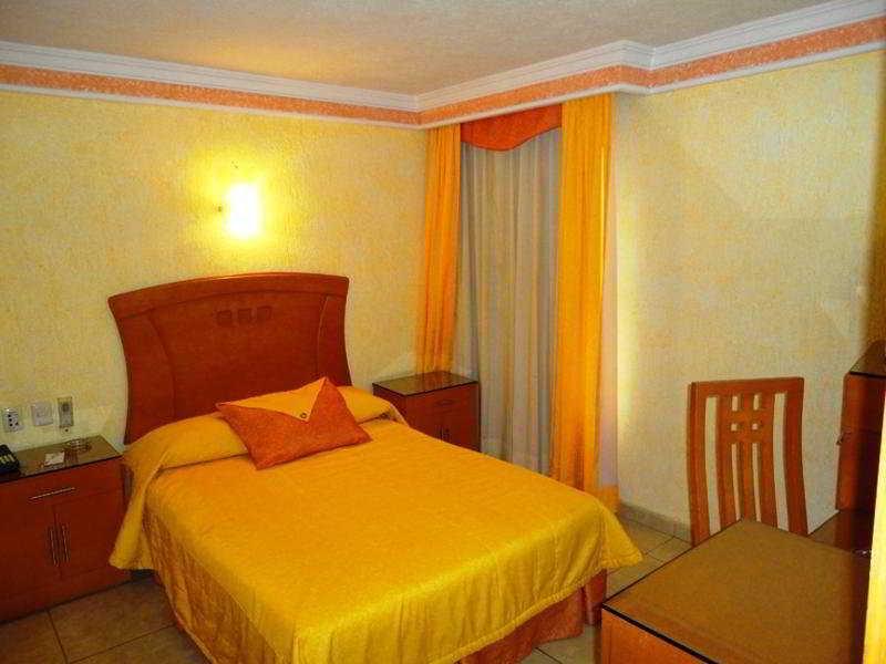 Hotel Puerta Del Sol Guadalajara Zapopan Room photo